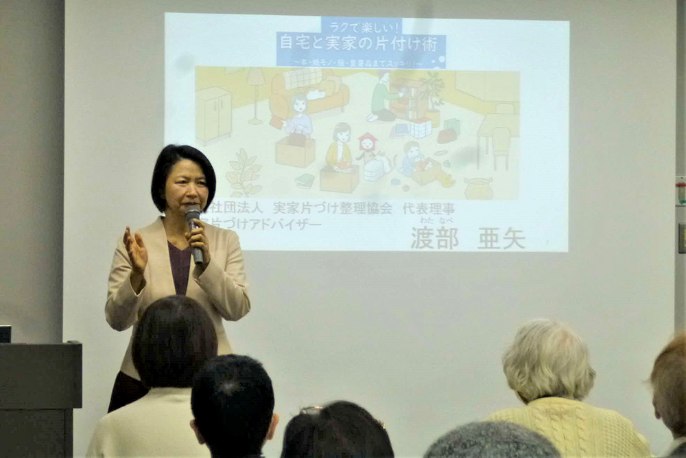 講義をする渡部理事長の写真